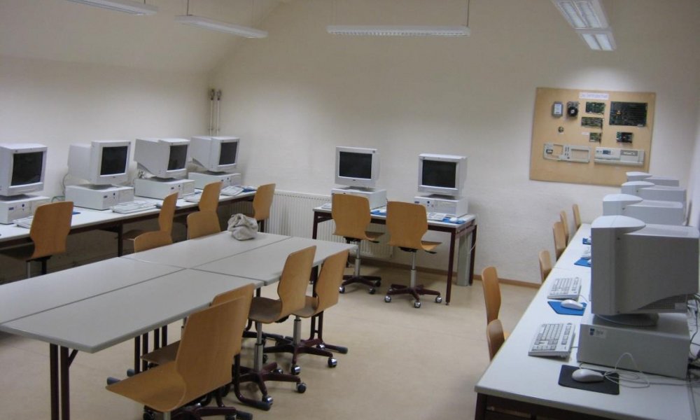 2001 erhielt die Schule ein Computerkabinett und einen Internetraum.