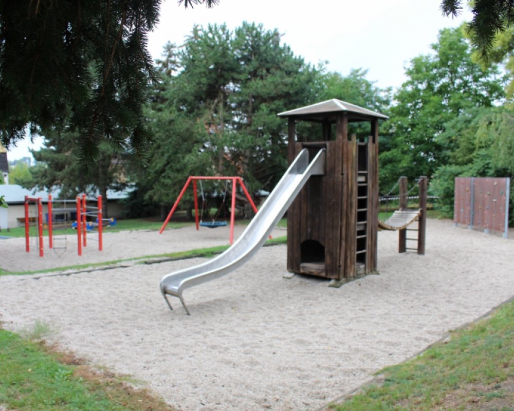 Der Spielplatz, gern genutzt von den Schülern bis Klasse 6