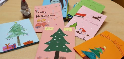 Schüler der Klasse 5 gestalten weihnachtliche Grüße für Bewohner des Rositzer Pflegeheimes