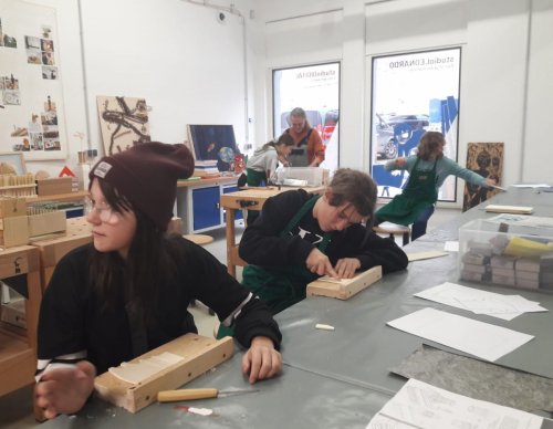 Klasse 6 in der Holzwerkstatt des Lindenaumuseums zum "Antikeprojekt"